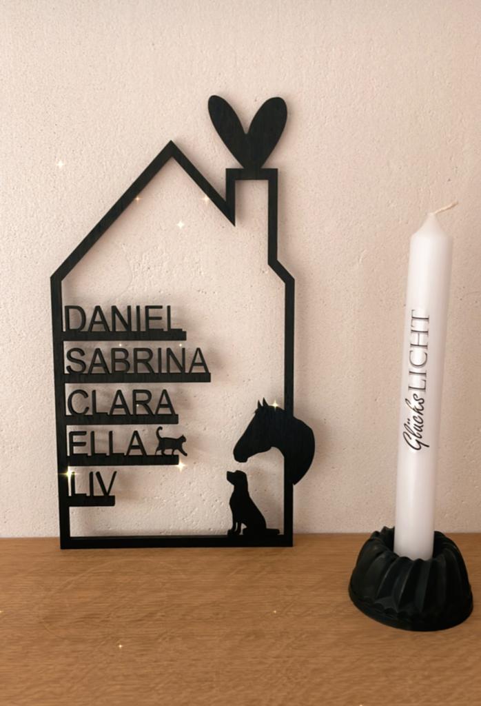 Haus mit Namen - Holzhaus personalisiert - Familienhaus