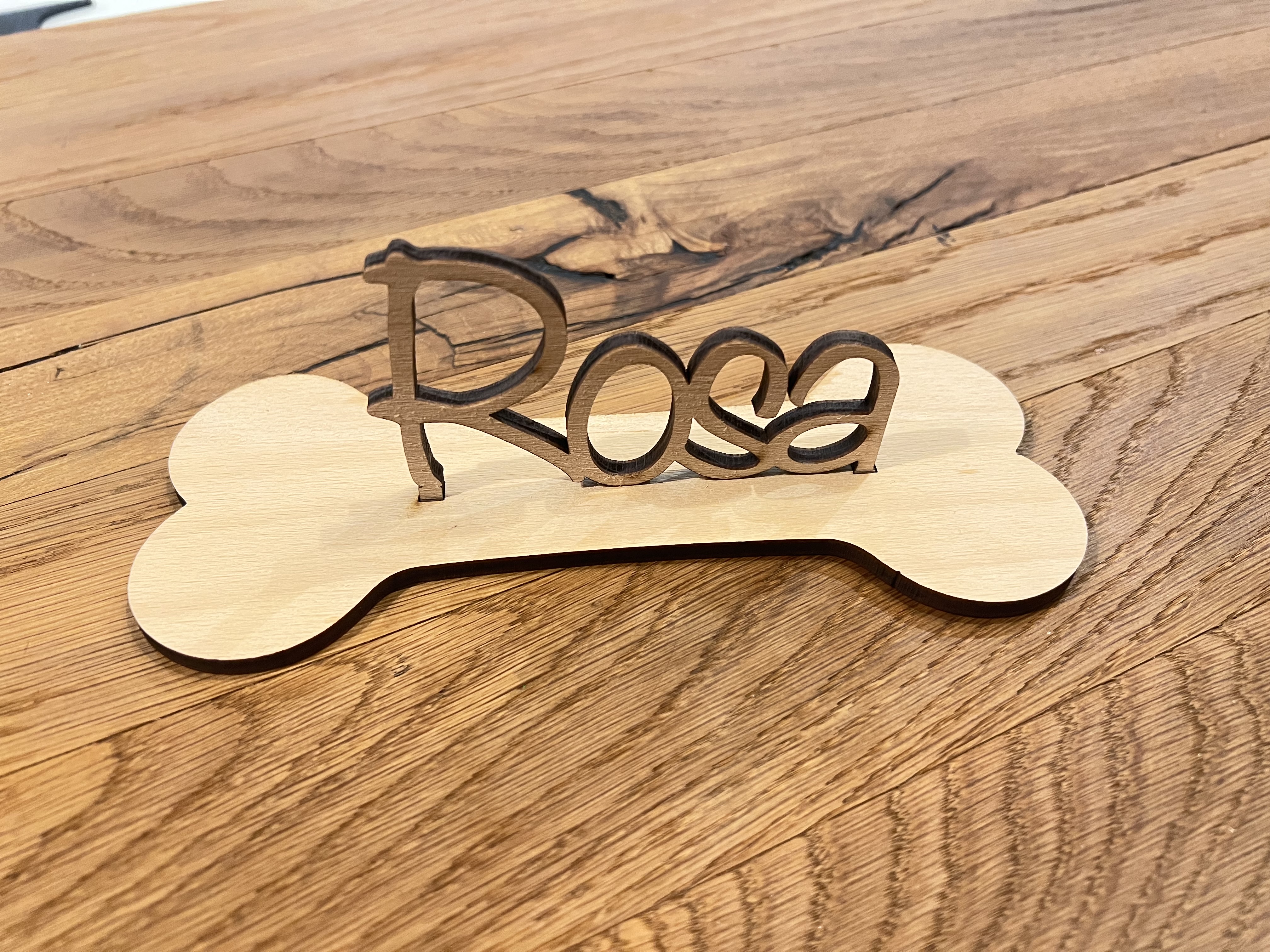 Namensschild Hundeknochen stehend