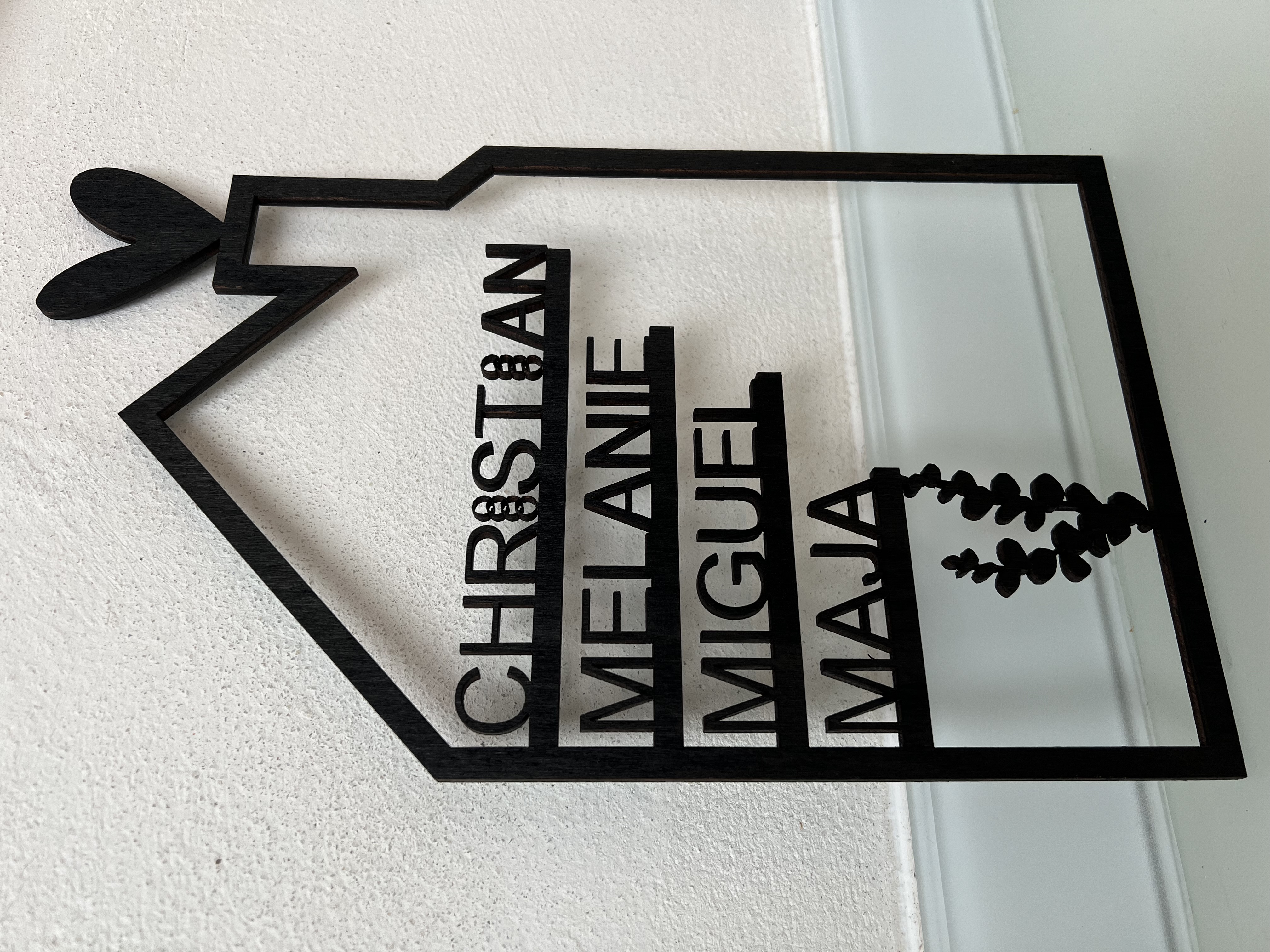 Haus mit Namen - Holzhaus personalisiert - Familienhaus