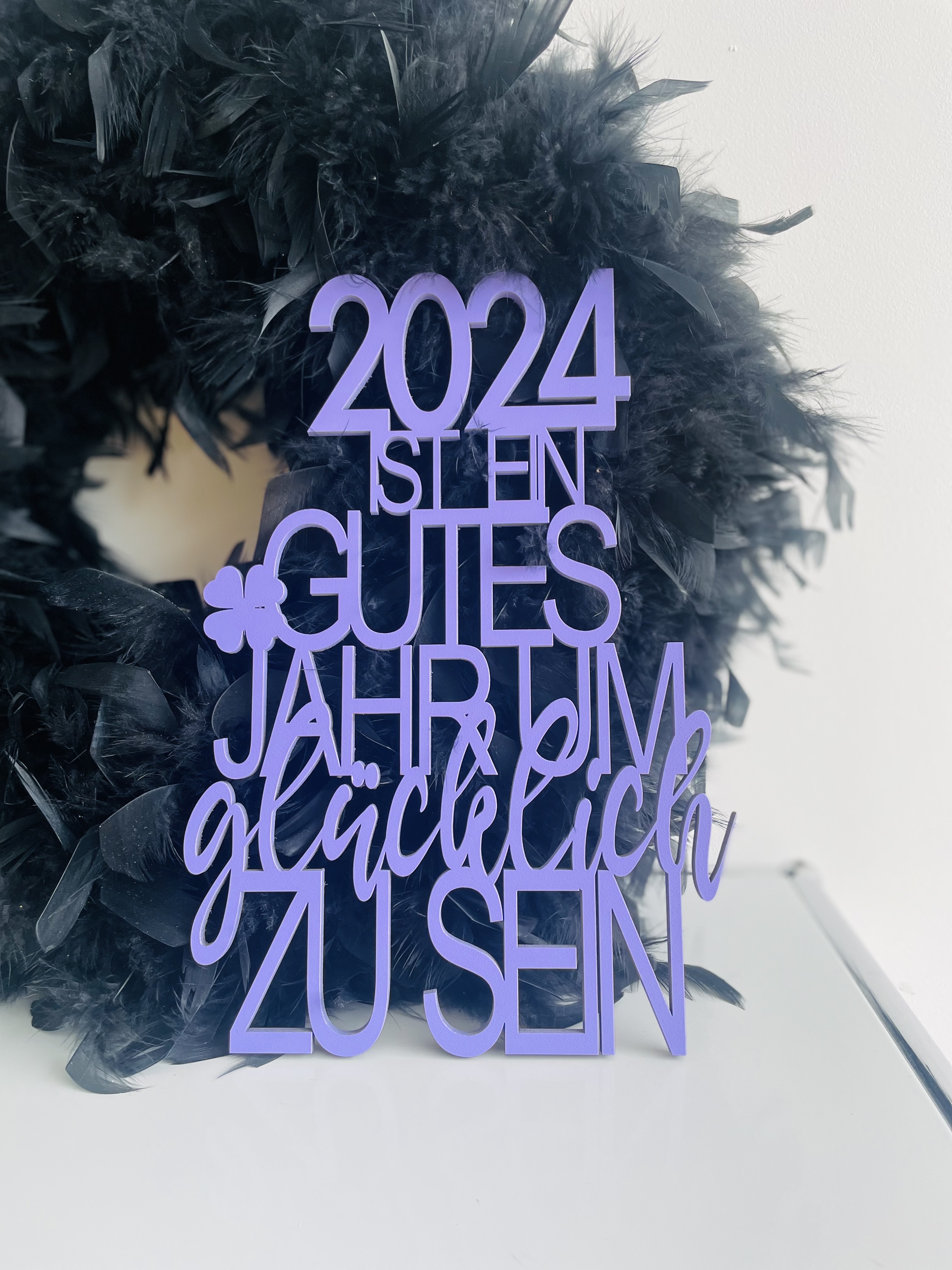 Schriftzug 2024 ist ein gutes Jahr um glücklich zu sein