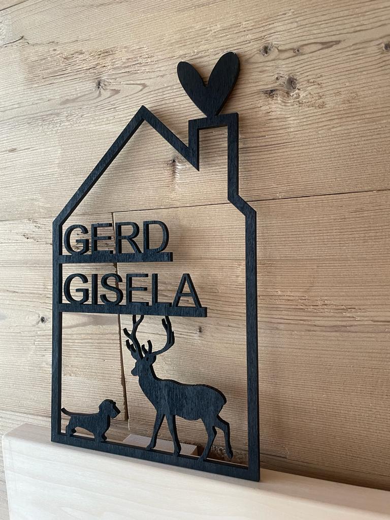 Haus mit Namen - Holzhaus personalisiert - Familienhaus