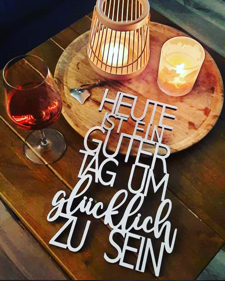 Schriftzug Heute ist ein guter Tag um glücklich zu sein