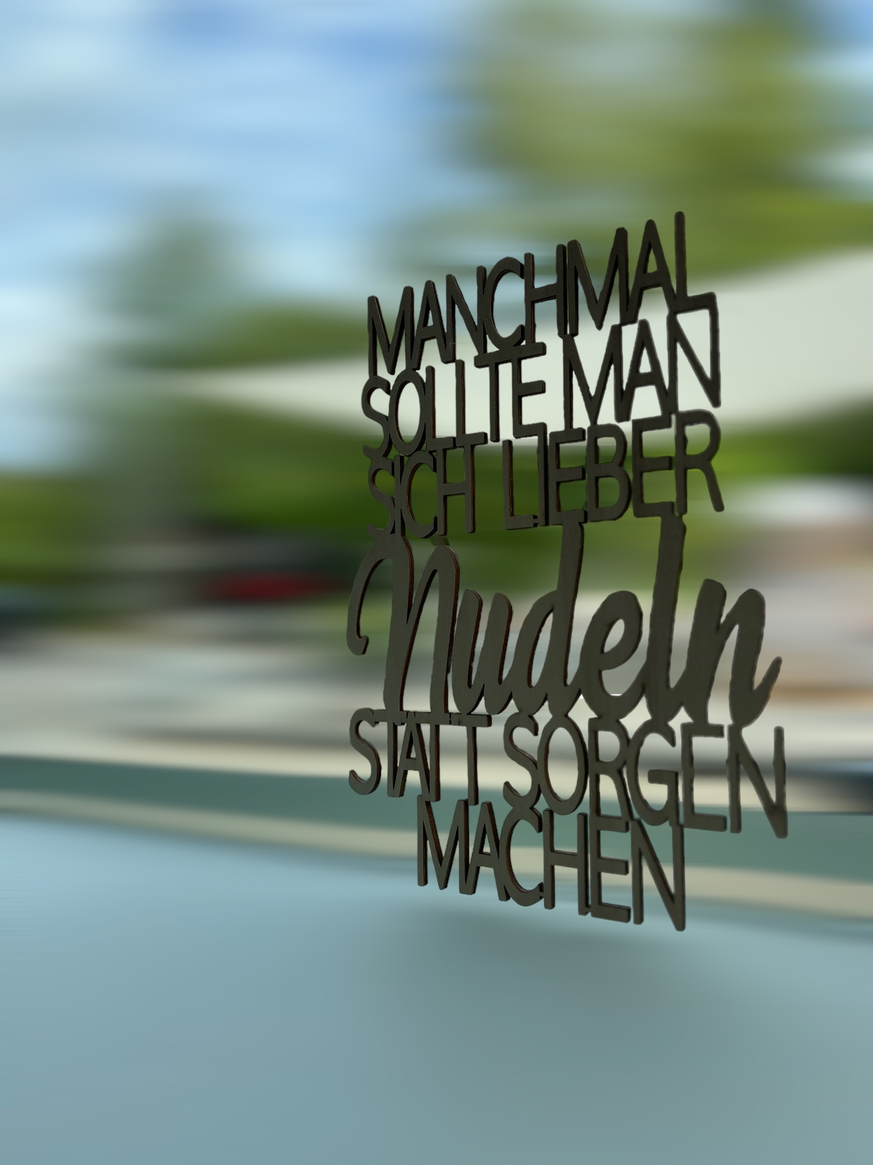 Schriftzug Manchmal sollte man sich lieber Nudeln statt Sorgen machen