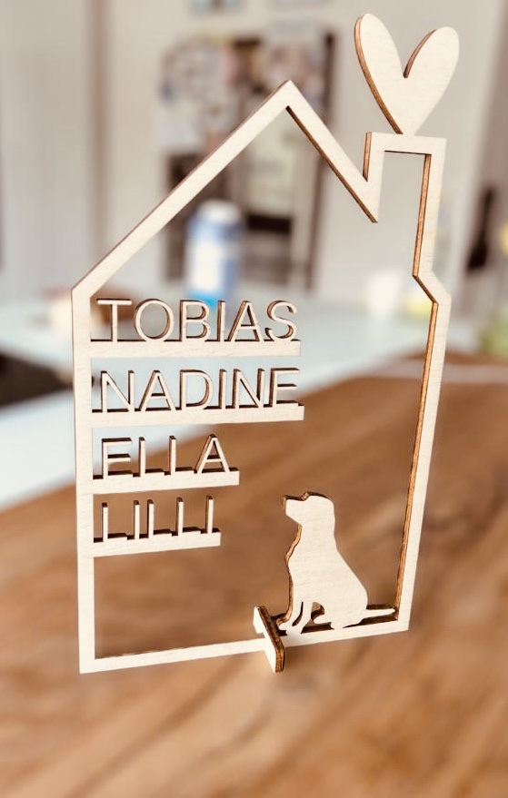 Haus mit Namen - Holzhaus personalisiert - Familienhaus