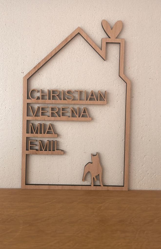Haus mit Namen - Holzhaus personalisiert - Familienhaus