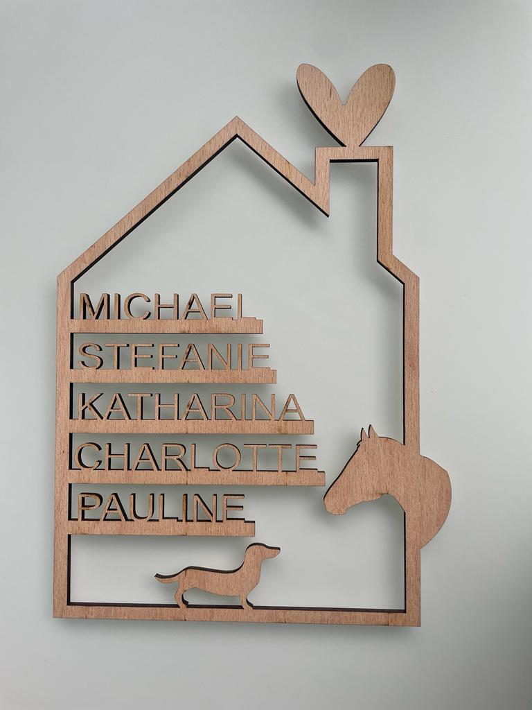 Haus mit Namen - Holzhaus personalisiert - Familienhaus