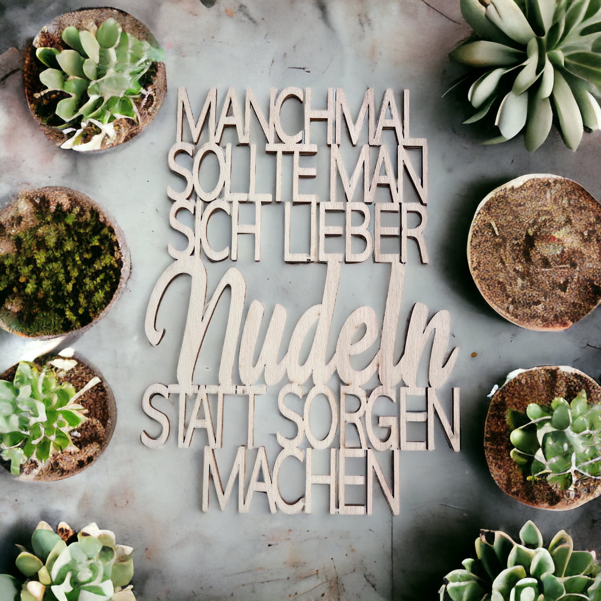 Schriftzug Manchmal sollte man sich lieber Nudeln statt Sorgen machen